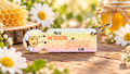 6a80d6c445a0c017a7efcadc_bienen-schl-sselanh-nger-auf-rustikalem-holztisch_1792764184797.png