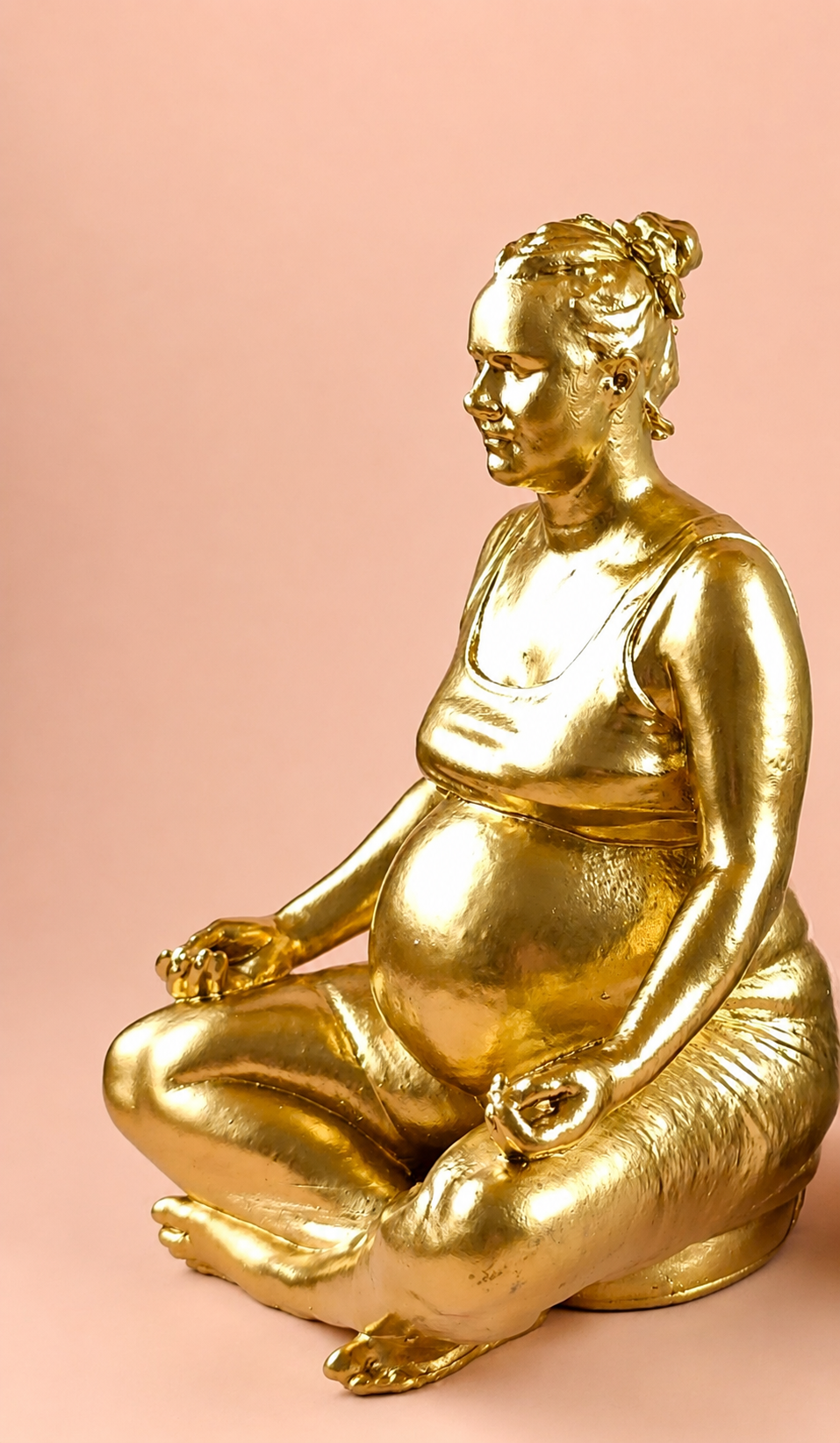 6a80d6c445a0c017a7efcadc_kalja-skulptur-gold_1789669703055.png